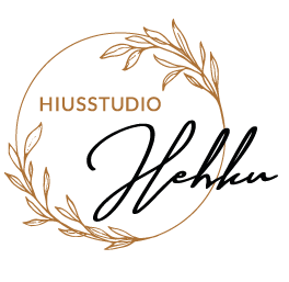 HiusStudio Hehkun logo, jossa kullanruskeassa ympyrässä kiertää oksia, ja ympyrän sisälä lukee HiusStudio Hehku.